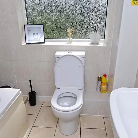 3 Bedroom House With En-suite Free Wifi And Parking * Manchester