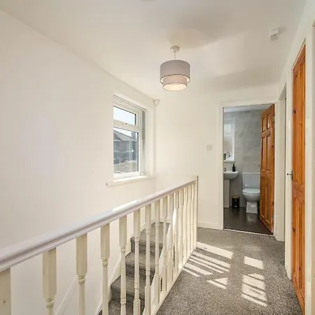 New! 4bed Home, Pool Table, Free Parking, Smart Tv Apartament Manchester