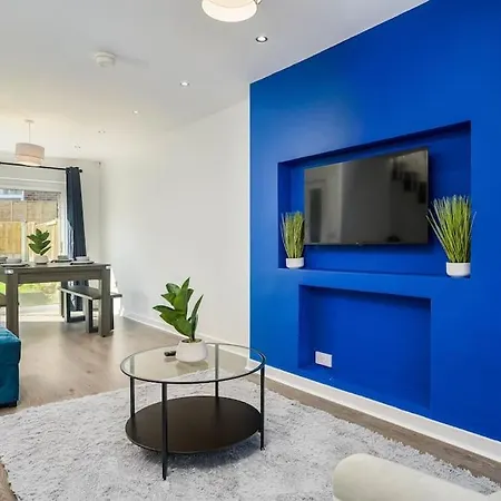 New! 4bed Home, Pool Table, Free Parking, Smart Tv Apartament