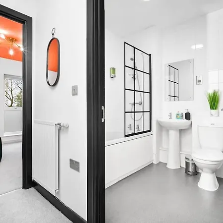 Holiday home 2 Bed House With Garden - Sleeps 9 - Salford - Free Parking - 3 Double Beds, 1 Single - Free Netflix & Free Wifi - 6 Min To Centre, Close To Trafford Centre, Etihad Stadium, Arena, Clubs & *