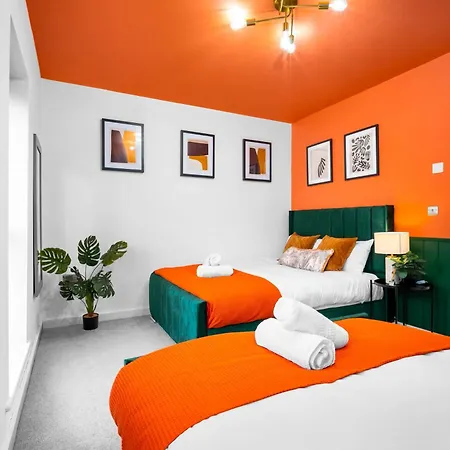 Holiday home 2 Bed House With Garden - Sleeps 9 - Salford - Free Parking - 3 Double Beds, 1 Single - Free Netflix & Free Wifi - 6 Min To Centre, Close To Trafford Centre, Etihad Stadium, Arena, Clubs & Manchester