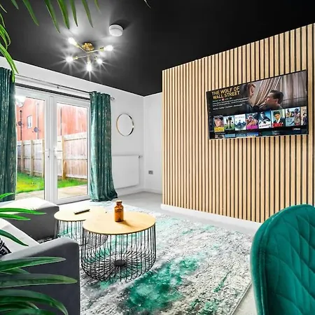 2 Bed House With Garden - Sleeps 9 - Salford - Free Parking - 3 Double Beds, 1 Single - Free Netflix & Free Wifi - 6 Min To Centre, Close To Trafford Centre, Etihad Stadium, Arena, Clubs & Holiday home