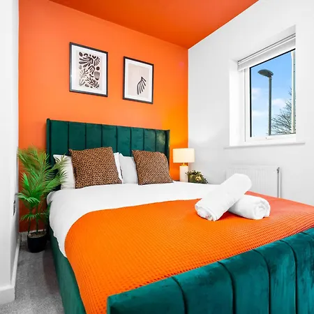 2 Bed House With Garden - Sleeps 9 - Salford - Free Parking - 3 Double Beds, 1 Single - Free Netflix & Free Wifi - 6 Min To Centre, Close To Trafford Centre, Etihad Stadium, Arena, Clubs & Holiday home Manchester