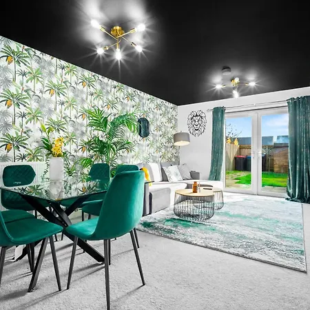 Holiday home 2 Bed House With Garden - Sleeps 9 - Salford - Free Parking - 3 Double Beds, 1 Single - Free Netflix & Free Wifi - 6 Min To Centre, Close To Trafford Centre, Etihad Stadium, Arena, Clubs & Manchester