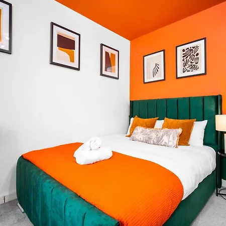 Holiday home 2 Bed House With Garden - Sleeps 9 - Salford - Free Parking - 3 Double Beds, 1 Single - Free Netflix & Free Wifi - 6 Min To Centre, Close To Trafford Centre, Etihad Stadium, Arena, Clubs &
