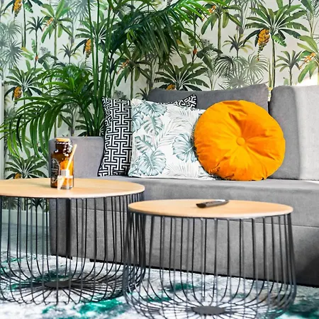 2 Bed House With Garden - Sleeps 9 - Salford - Free Parking - 3 Double Beds, 1 Single - Free Netflix & Free Wifi - 6 Min To Centre, Close To Trafford Centre, Etihad Stadium, Arena, Clubs & Manchester