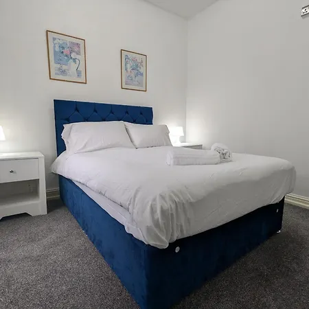 Oldham Free Parking 3bed 1bath *