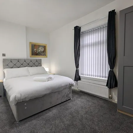 Oldham Free Parking 3bed 1bath Manchester