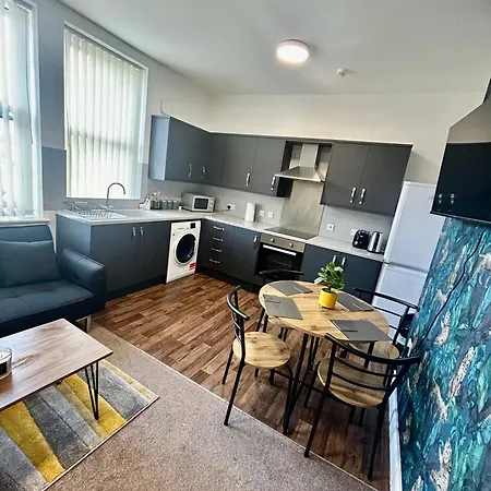 Failsworth 6 With Free Gated Parking *