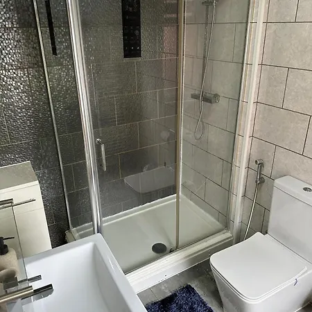 Budget With Private Bathroom * Manchester