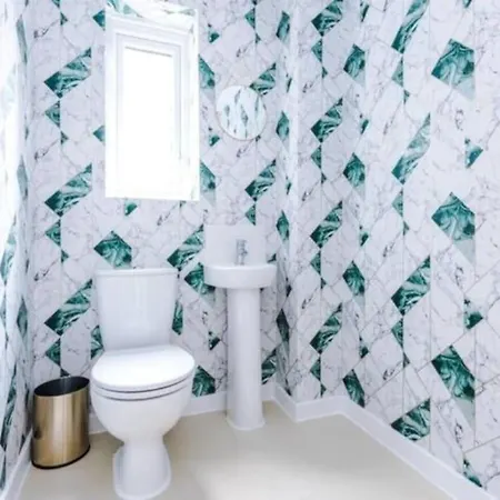 Spacious 4-bed Манчестер