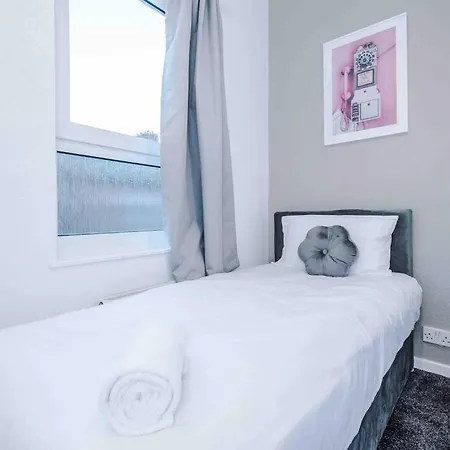 Comfy Four Bedroom House With Parking *