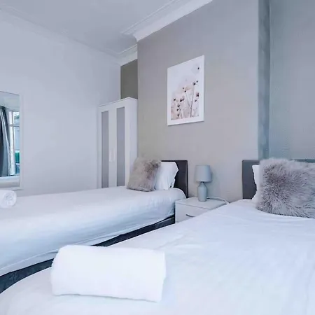 Vakantiehuis Comfy Four Bedroom House With Parking Manchester