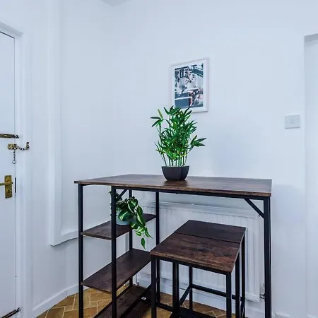 Comfy Four Bedroom House With Parking *