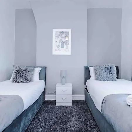 Comfy Four Bedroom House With Parking Manchester