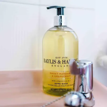 Comfy Four Bedroom House With Parking Manchester