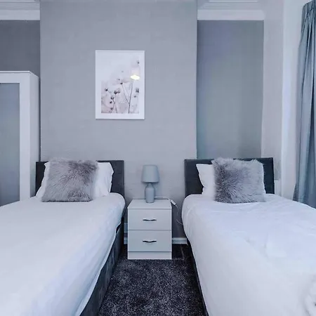 Vakantiehuis Comfy Four Bedroom House With Parking