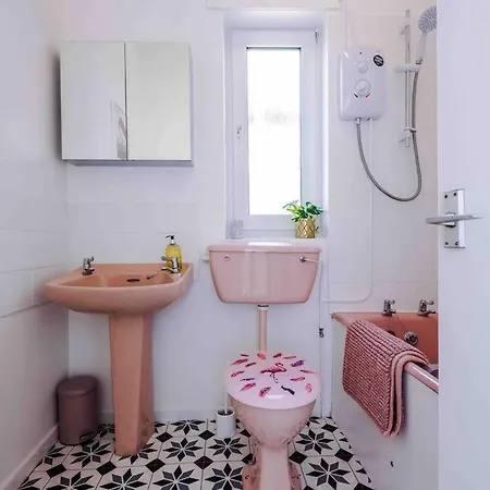 Comfy Four Bedroom House With Parking Vakantiehuis Manchester