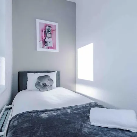 Vakantiehuis Comfy Four Bedroom House With Parking Manchester