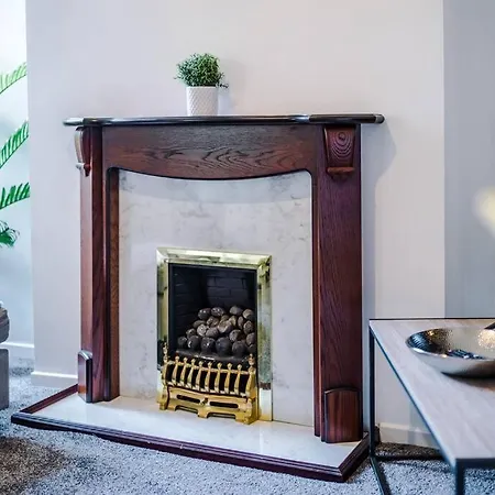 Comfy Four Bedroom House With Parking * Manchester