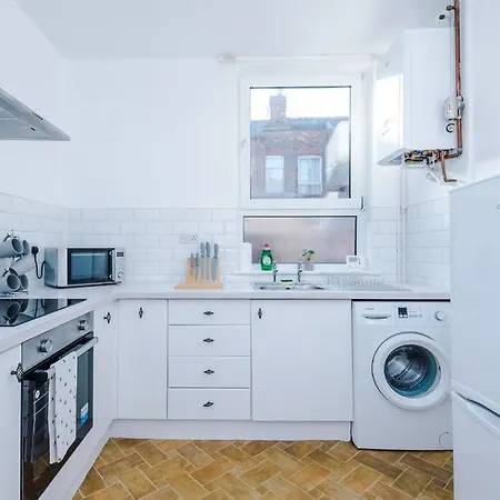 Vakantiehuis Comfy Four Bedroom House With Parking