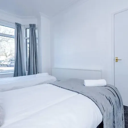 Comfy Four Bedroom House With Parking * Manchester