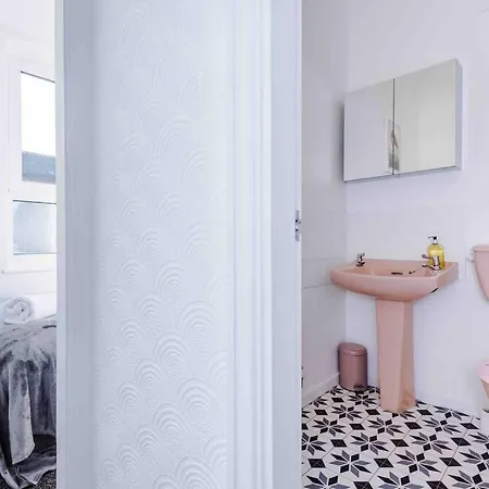 Comfy Four Bedroom House With Parking Manchester