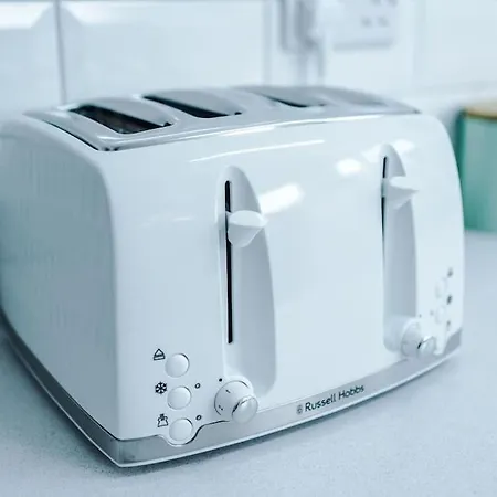 Comfy Four Bedroom House With Parking Vakantiehuis