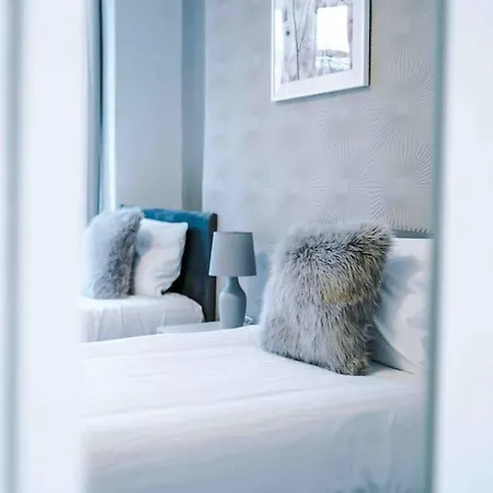 Vakantiehuis Comfy Four Bedroom House With Parking *