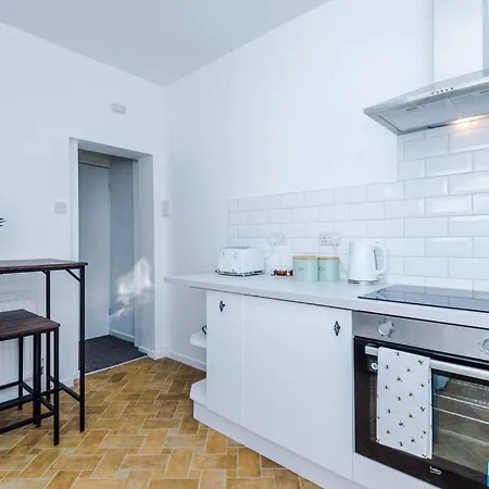 Comfy Four Bedroom House With Parking *