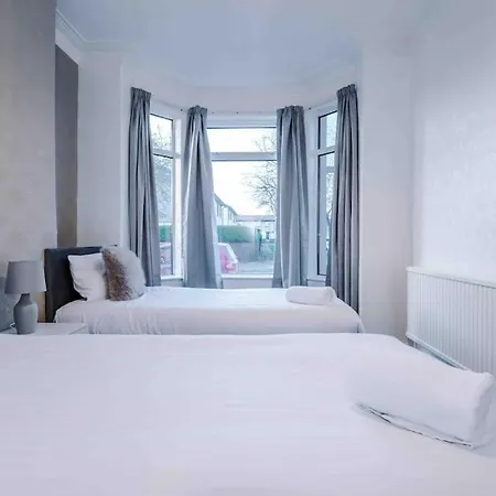 Comfy Four Bedroom House With Parking Manchester