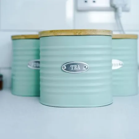 Comfy Four Bedroom House With Parking