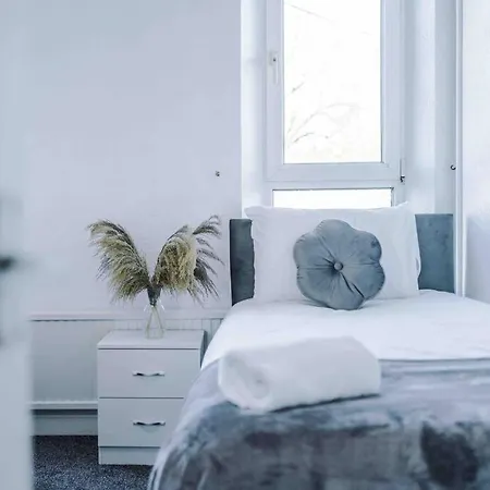 Vakantiehuis Comfy Four Bedroom House With Parking Manchester