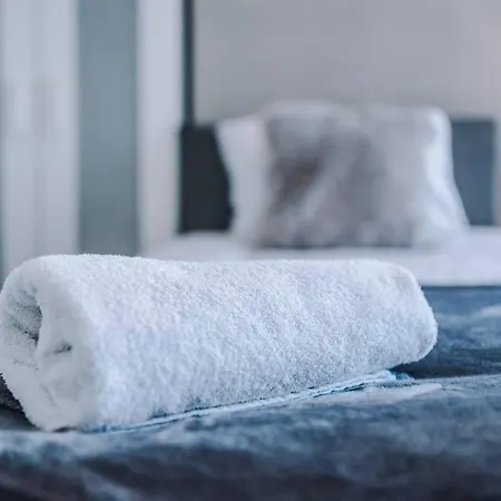 Comfy Four Bedroom House With Parking * Manchester