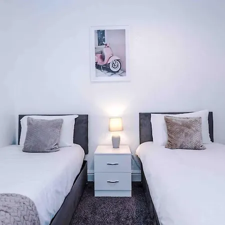 Vakantiehuis Comfy Four Bedroom House With Parking *