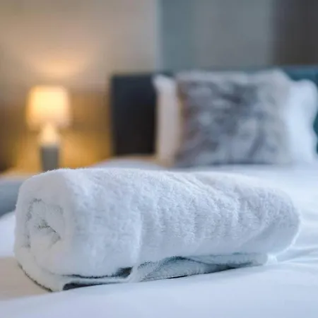 Comfy Four Bedroom House With Parking *