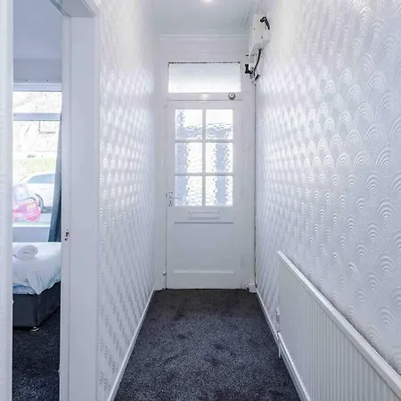 Comfy Four Bedroom House With Parking