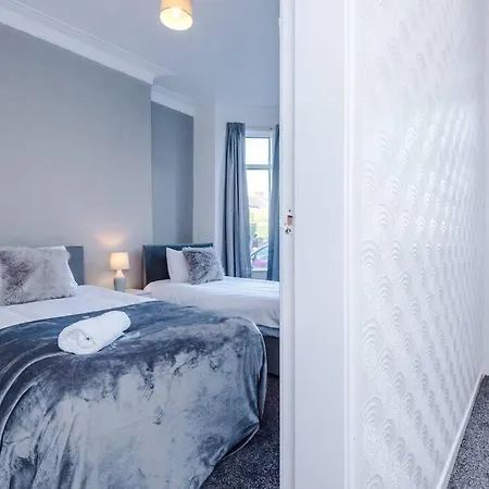 Comfy Four Bedroom House With Parking * Manchester