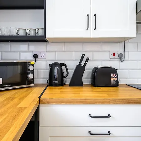 Modern 3 Bed Home, Near Etihad Stadium
