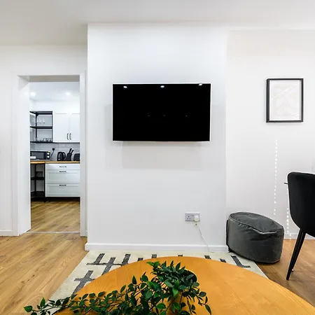 Modern 3 Bed Home, Near Etihad Stadium Сasa de vacaciones *