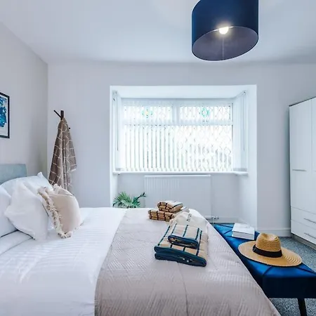 Apartment Stylish Home, Games Room, Sleeps 6, Large Driveway, Perfect For Groups