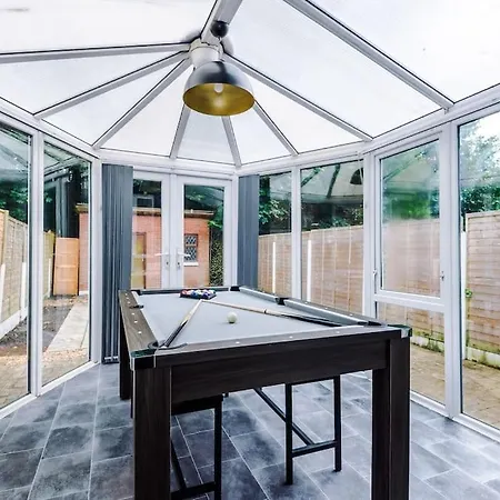 Stylish Home, Games Room, Sleeps 6, Large Driveway, Perfect For Groups Lägenhet *