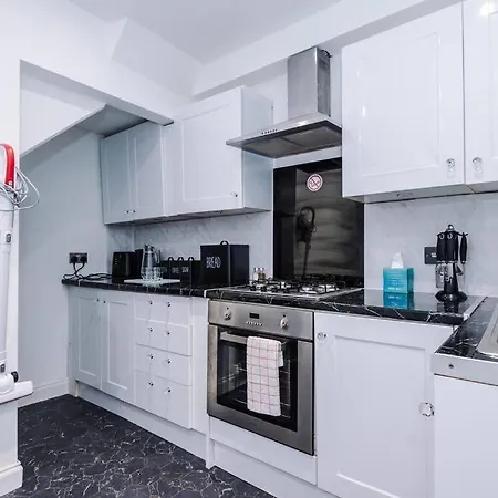 Stylish Home, Games Room, Sleeps 6, Large Driveway, Perfect For Groups Manchester