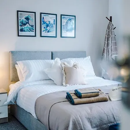 Stylish Home, Games Room, Sleeps 6, Large Driveway, Perfect For Groups Lägenhet *