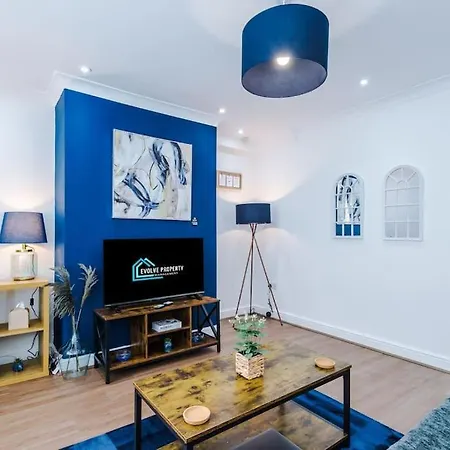 Stylish Home, Games Room, Sleeps 6, Large Driveway, Perfect For Groups Apartment *
