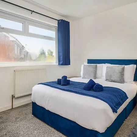 Spacious 4bed Home, Sleeps 10, Pool Table, Parking, Perfect For Groups شقة