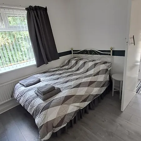Dalton House - Three Bedroom Stretford Free Parking Near The Trafford Centre 度假居 *