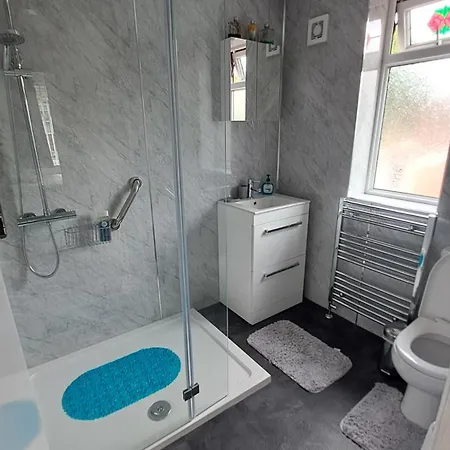 Dalton House - Three Bedroom Stretford Free Parking Near The Trafford Centre 度假居 *