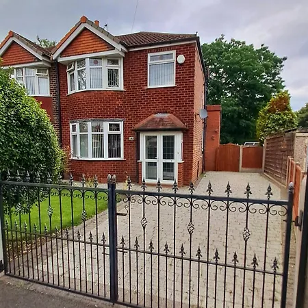 度假居 Dalton House - Three Bedroom Stretford Free Parking Near The Trafford Centre *
