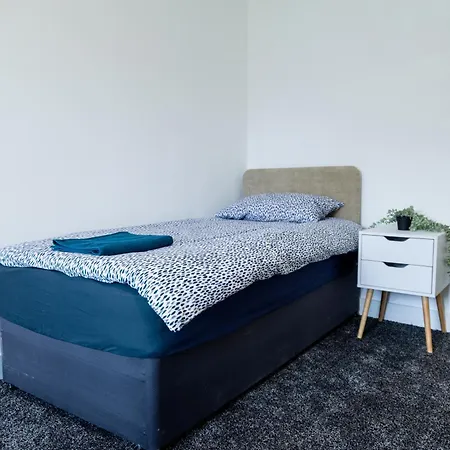 Spacious Ground Floor Near Old Trafford Stadium *